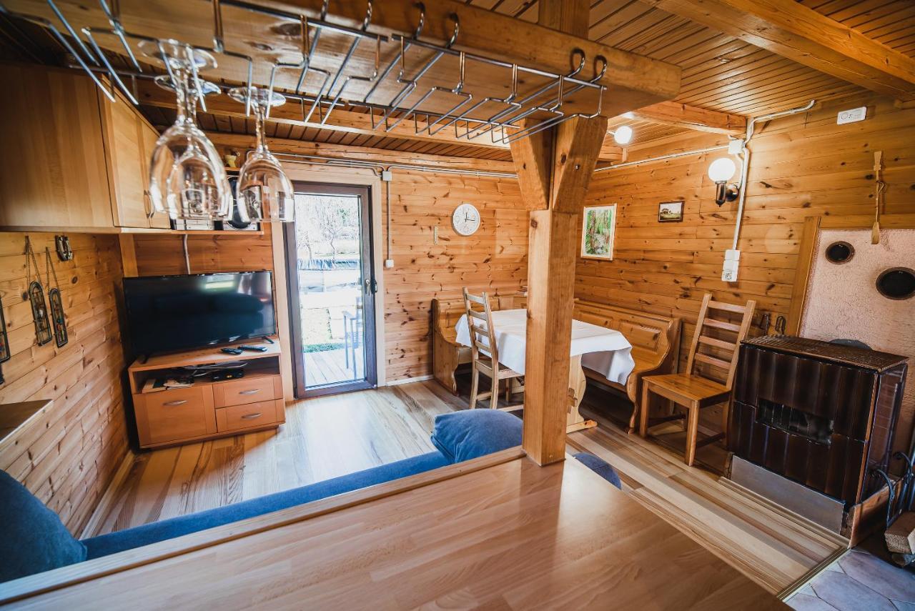 Wooden Cabin Zurej With Hot Tub Bukovje v Babni Gori Exterior photo